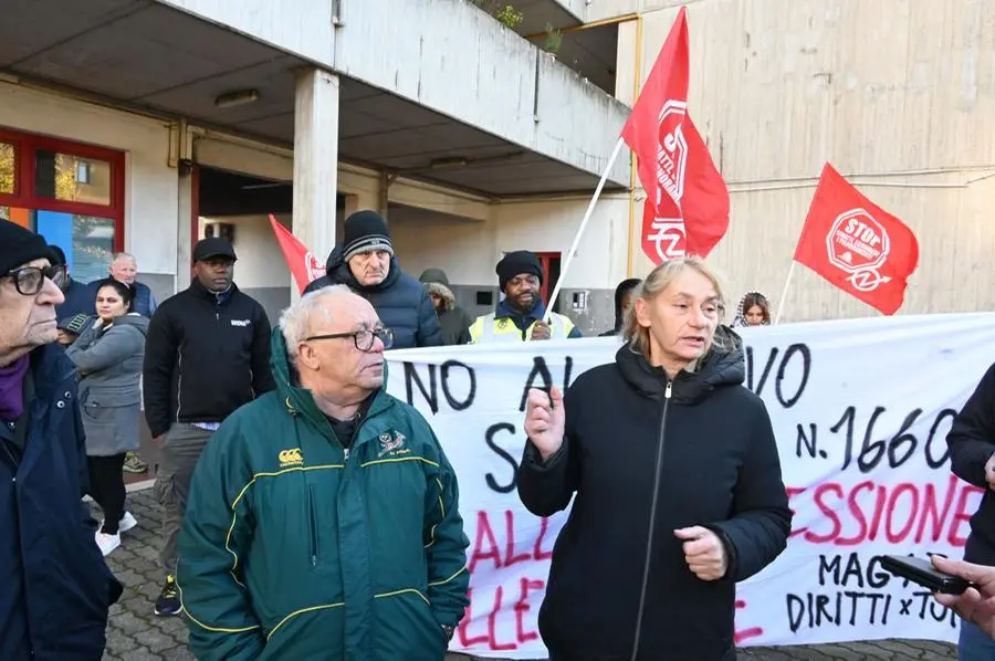 Il presidio di «Diritti per tutti» in via Carpaccio