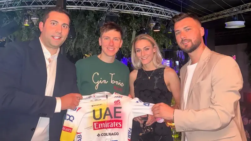 Da sinistra Lucchini di Maniva Ski, Tadej, la compagna Urska e Borghetti, direttore del Qi clubbing - © www.giornaledibrescia.it