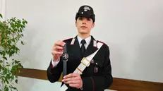 Uno smartwatch collegato direttamente alla centrale operativa del Comando Provinciale Carabinieri di Roma che, indossato dalla vittima di atti persecutori o comunque di violenza di genere, può essere attivato direttamente dalla stessa che si veda in pericolo ma anche in automatico in caso di aggressione. E' quanto previsto nel progetto pilota presentato oggi in Procura, a Roma, nell'ambito di un protocollo siglato dal procuratore capo Francesco Lo Voi e il generale Marco Pecci, a capo del Comando dell'Arma, 14 maggio 2024. L'orologio, in questa prima fase, verrà dato ai casi più delicati e poi con l'entrata a regime verrà diffuso in modo più ampio. ANSA/ UFFICIO STAMPA CARABINIERI +++ ANSA PROVIDES ACCESS TO THIS HANDOUT PHOTO TO BE USED SOLELY TO ILLUSTRATE NEWS REPORTING OR COMMENTARY ON THE FACTS OR EVENTS DEPICTED IN THIS IMAGE; NO ARCHIVING; NO LICENSING +++ NPK +++