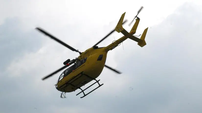 Un'eliambulanza in volo - Foto d'archivio