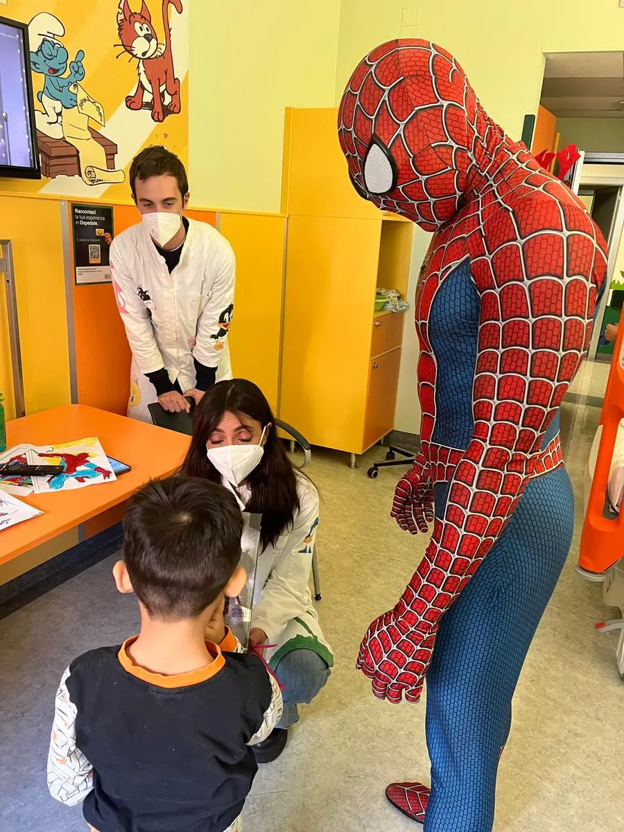 Ambra, Mattia Stanga e Spiderman insieme ai bambini ricoverati al Civile di Brescia