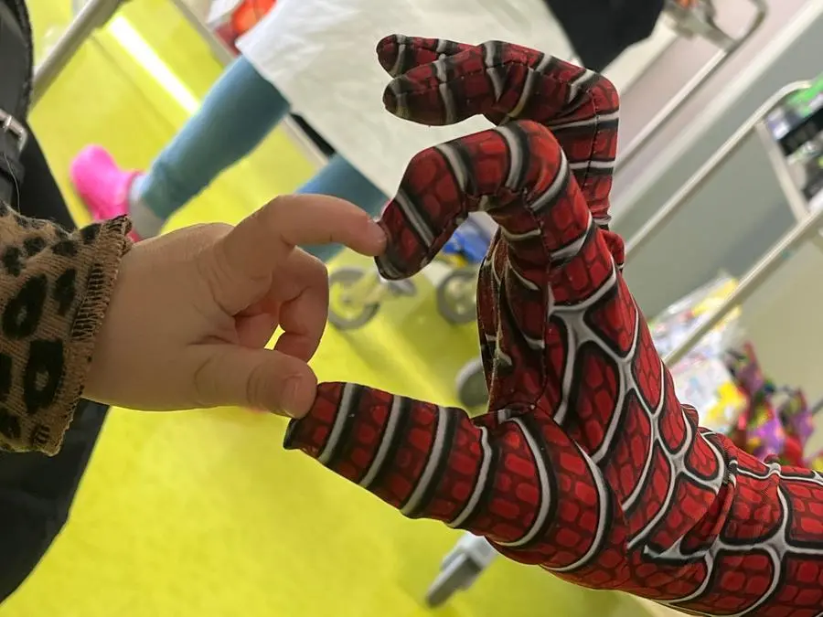 Spiderman ha incontrato i bambini nelle stanze dei reparti