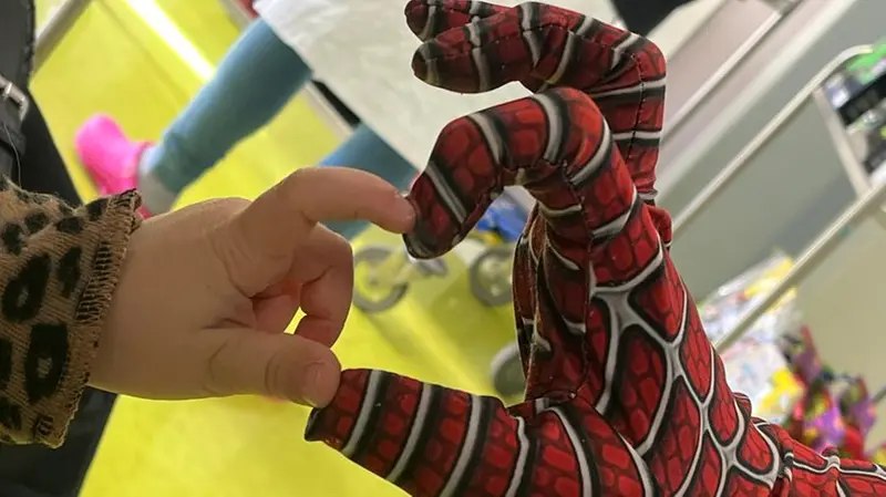 Spiderman ha incontrato i bambini nelle stanze dei reparti