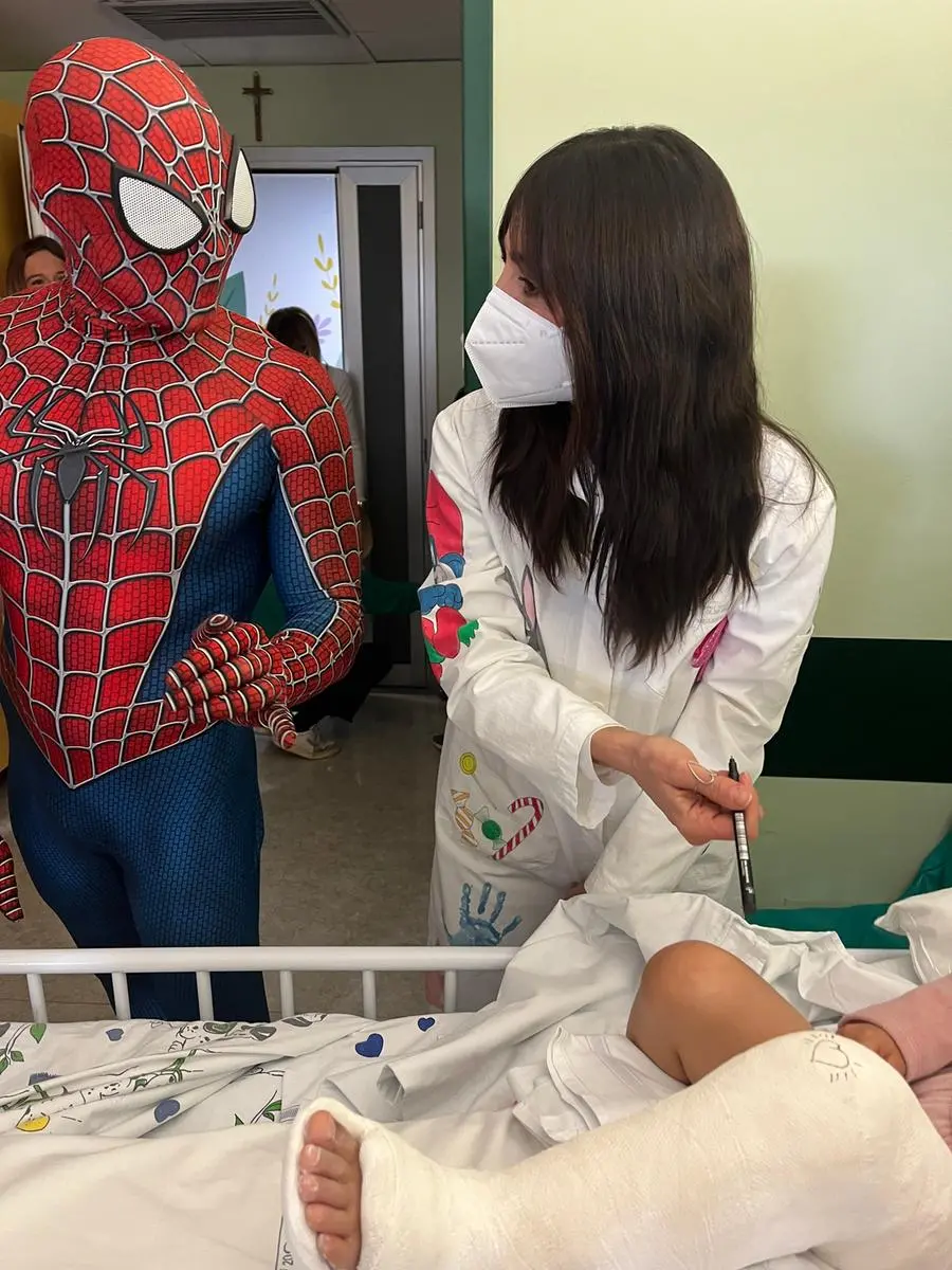 Ambra, Mattia Stanga e Spiderman insieme ai bambini ricoverati al Civile di Brescia