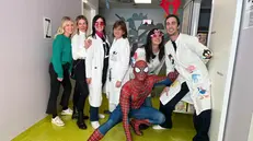 Ambra, Mattia Stanga e Spiderman insieme ai bambini ricoverati al Civile di Brescia