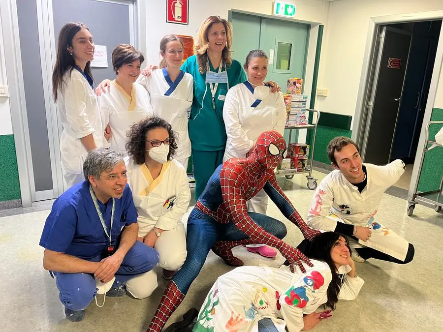 Ambra, Mattia Stanga e Spiderman insieme ai bambini ricoverati al Civile di Brescia