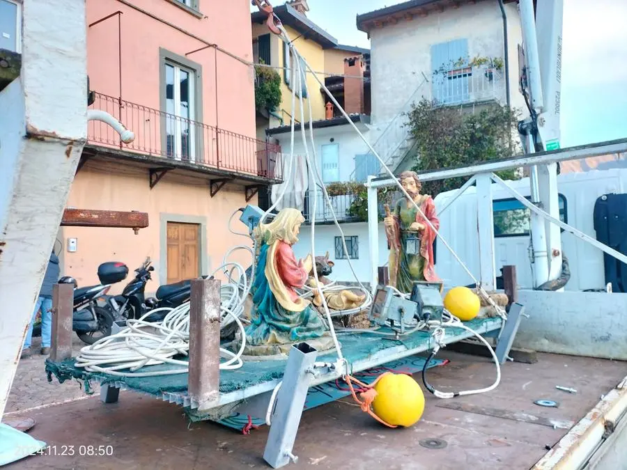 Il presepe subacqueo calato nel Sebino a Monte Isola