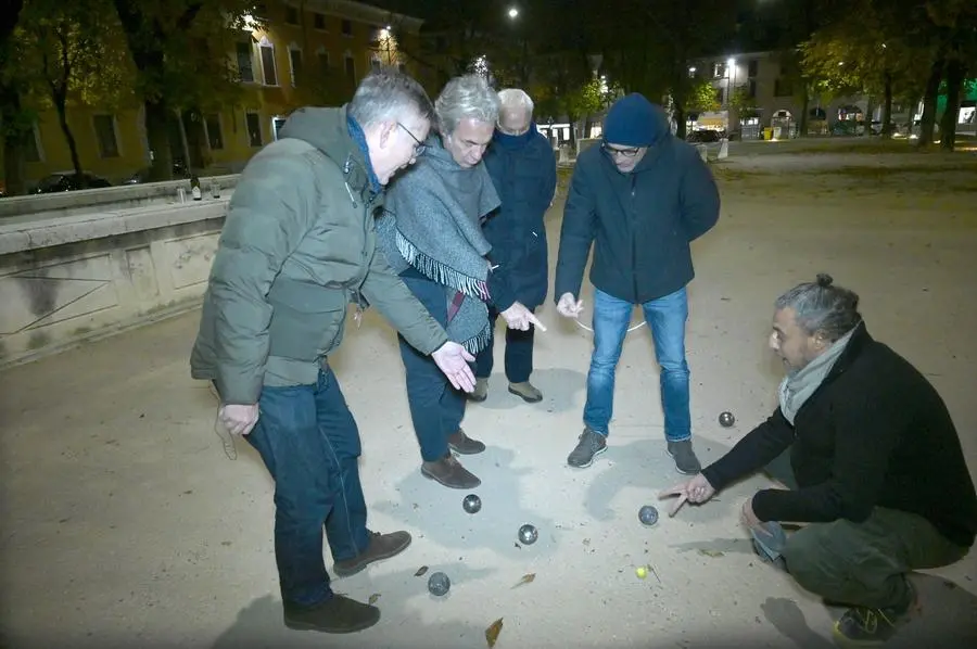 Le discussioni attorno alle bocce d'acciaio della pétanque