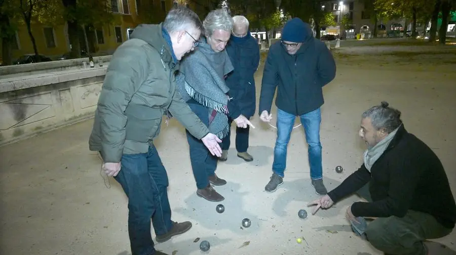 Le discussioni attorno alle bocce d'acciaio della pétanque