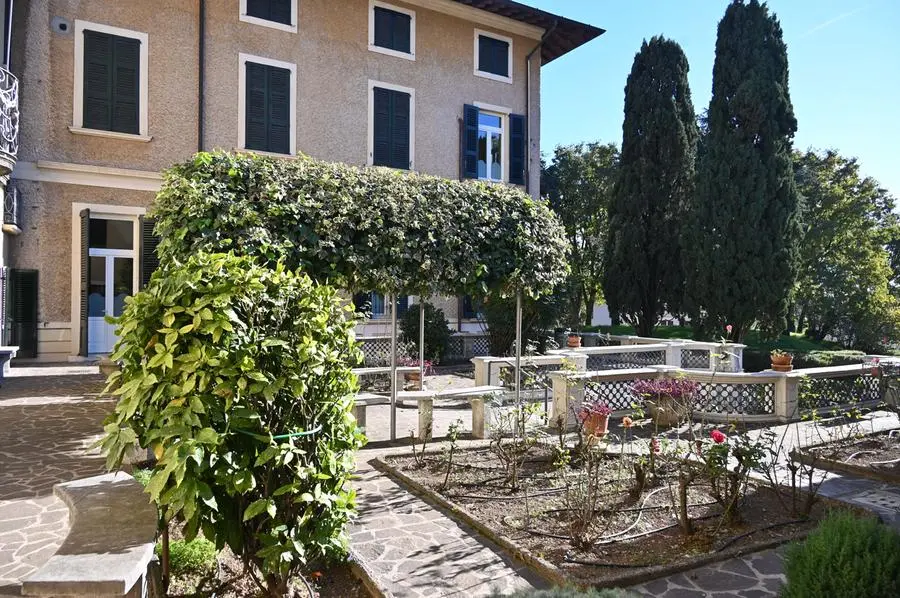 Il convento in cui vivono le suore Ancelle della Carità, in via Benacense a Brescia