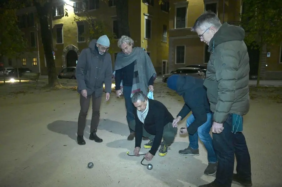 CRONACA BRESCIA PIAZZA TEBALDO GIOCO DELLE BOCCE PETANQUE NELLA FOTO MOMENTI DEL GIOCO 21/11/2024 newreporter©favretto