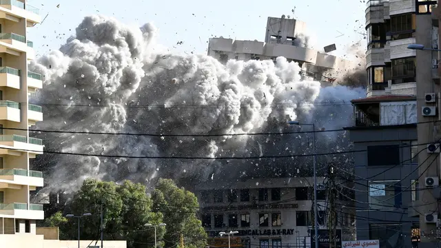 epaselect epa11734703 Smoke rises following an Israeli airstrike on the Al-Chiyah area of Dahieh district, south of Beirut, Lebanon, 22 November 2024. According to the Lebanese Ministry of Health, more than 3,600 people have been killed and over 15,200 others have been injured in Lebanon since the escalation in hostilities between Israel and Hezbollah. EPA/WAEL HAMZEH