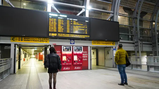 Uno sciopero del trasporto ferroviario è stato indetto dalle 21 del 23 novembre 2024 per 24 ore. La stazione Torino Porta Susa deserta e molti treni in ritardo con cancellazioni e disagi fino a 95 minuti ANSA/JESSICA PASQUALON