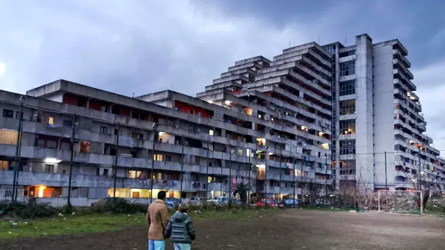 Lo spazio tra le vele Gialla e Rossa di Scampia dove dovrebbe essere allestito un campo di calcetto sponsorizzato dai fratelli Gaetano e Tony Letizia, calciatori professionisti originari del quartiere a nord di Napoli che proprio tra quei palazzoni tirarono i primi calci al pallone, 12 febbraio 2022. ANSA / CIRO FUSCO