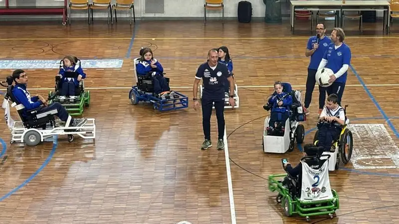 Un momento dell'applauditissima esibizione della Brixia Powerchair Football - © www.giornaledibrescia.it