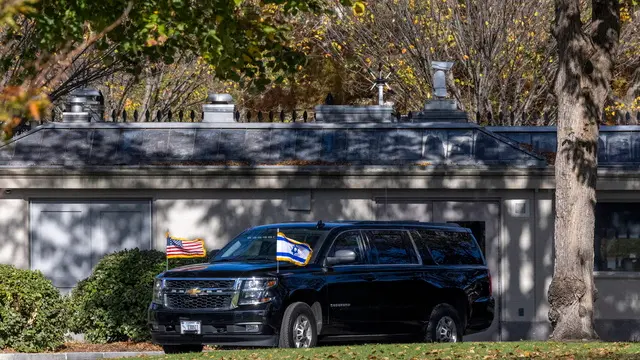 epa11716703 A vehicle carrying President Isaac Herzog of Israel arrives for a meeting with US President Joe Biden in the Oval Office of the White House in Washington, DC, USA, 12 November 2024. President Biden is pushing for progress in the cease fire talks for Gaza and Lebanon prior to President-elect Donald Trump's inauguration in January 2025. EPA/SHAWN THEW