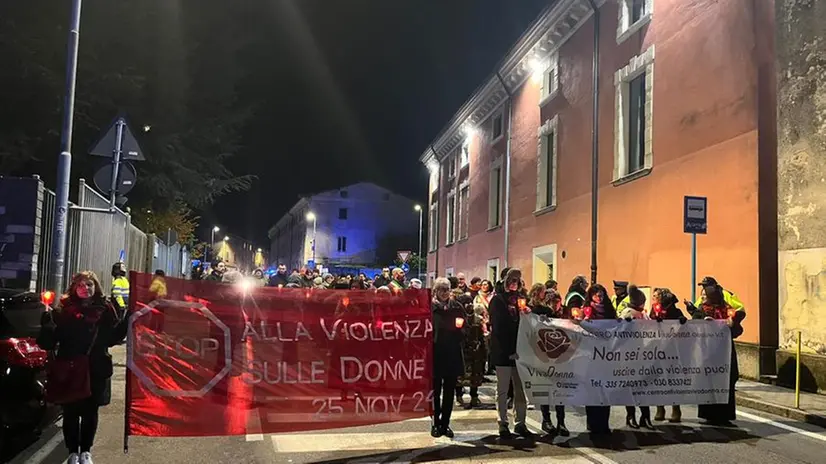 La manifestazione organizzata tra Gardone e Sarezzo contro la violenza sulle donne © www.giornaledibrescia.it