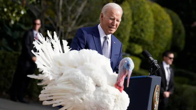 epa10986423 U.S. President Joe Biden pardons the National Thanksgiving Turkey during a ceremony on the South Lawn of the White House in Washington DC, USA, 20 November 2023. EPA/YURI GRIPAS / POOL