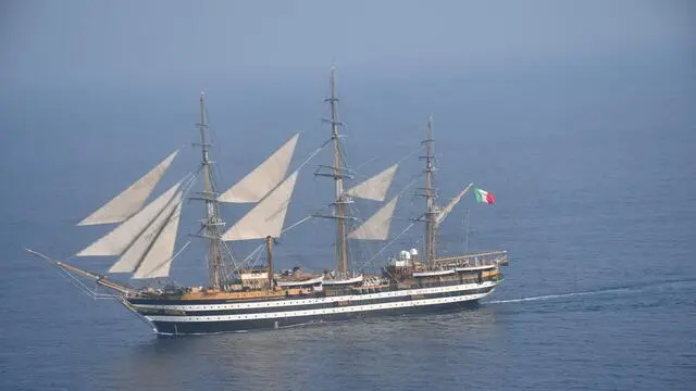 Incontro della Nave Amerigo Vespucci con la Nave a vela Tarangini della Marina Militare Indiana, 25 novembre 2024 MARINA MILITARE