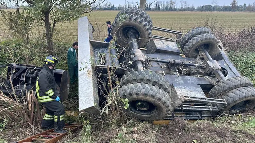 Si ribalta con il trattore in un canale | Giornale di Brescia