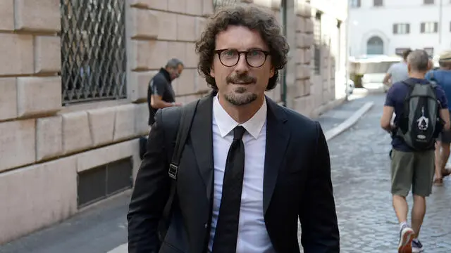 Il Senatore del movimento 5 Stelle Danilo Toninelli esce dal Senato dopo le comunicazioni del Presidente del Consiglio Mario Draghi Roma, 20 luglio 2022. ANSA/FABIO CIMAGLIA