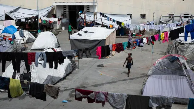 epaselect epa11386518 A camp at the Gymnasium Vincent sports center, in Port-au-Prince, Haiti, 02 June 2024 Just behind the National Palace of Haiti, 1,125 people, half of them minors, live in poverty in the Gymnasium Vincent, an improvised shelter for 225 families who have fled their homes due to the violence. EPA/ORLANDO BARRIA