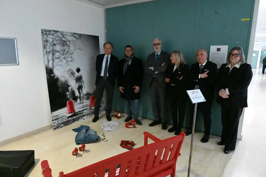 La mostra «Non Violenti-AMO» del fotografo Andrea Altini, allestita all’interno del Palazzo di Giustizia di Brescia