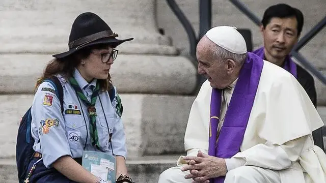 Papa Francesco durante le confessioni in piazza San Pietro per il Giubileo dei Giovani, Vaticano, 23 aprile 2016. ANSA/ANGELO CARCONI