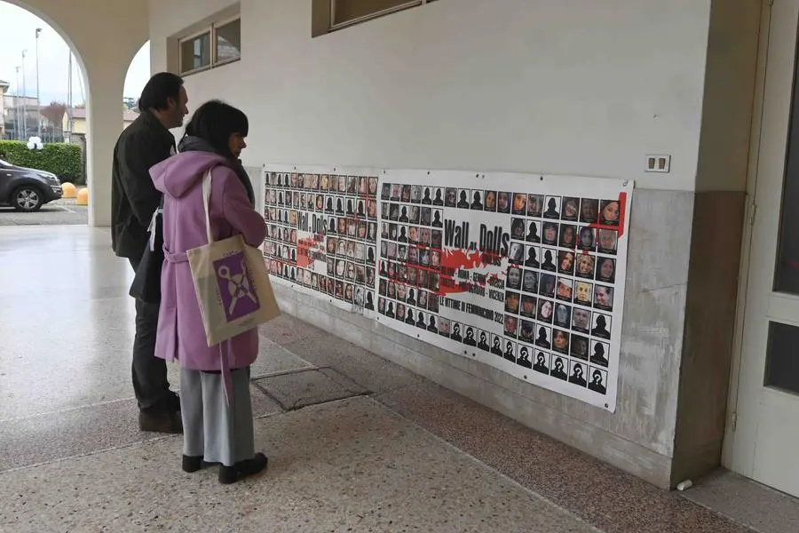 L'installazione il Muro delle Bambole