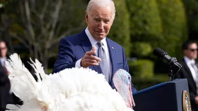 epa10986363 U.S. President Joe Biden pardons the National Thanksgiving Turkey during a ceremony on the South Lawn of the White House in Washington DC, USA, 20 November 2023. EPA/YURI GRIPAS / POOL