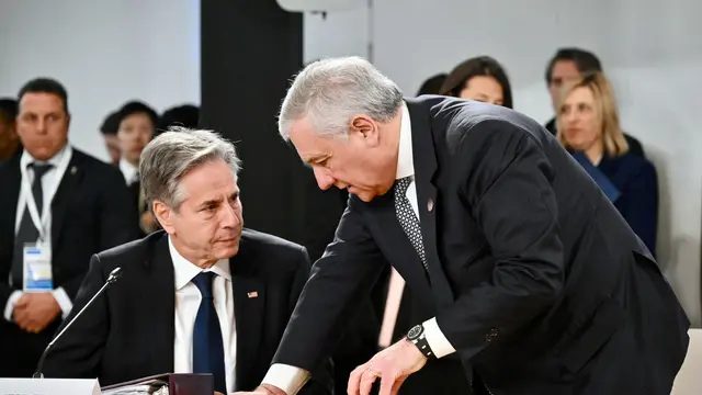 Il ministro degli Esteri Antonio Tajani con il Segretario di Stato USA, Antony Blinken, durante la sessione di lavoro del G7 dei ministri degli Esteri allargato al ministro degli Esteri ucraino, Fiuggi 26 novembre 2024.