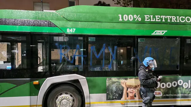 Assalto al filobus della linea 93 nel quartiere Corvetto, Milano, 26 Novembre 2024, Ansa/Andrea Fasani,