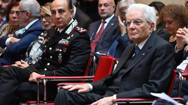 Il presidente della Repubblica, Sergio Mattarella, con il Comandante Generale dell'Arma dei Carabinieri, Gen. Salvatore Luongo, nel corso delle celebrazioni per i 130 anni del Touring Club Italiano, Roma 22 novembre 2024. ANSA/MAURIZIO BRAMBATTI