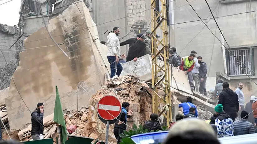 I soccorsi a Beirut dopo un bombardamento - Foto Ansa © www.giornaledibrescia.it