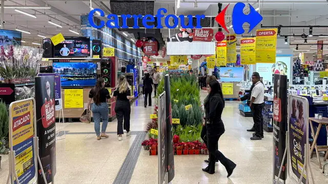 epa11740242 People walk in a Carrefour supermarket in Sao Paulo, Brazil, 25 November 2024. The Brazilian JBS, the world's largest meat company, suspended supplies to Carrefour supermarkets in Brazil in protest against the group's decision to stop its stores in France from buying meat from South American trade bloc Mercosur, according to the EFE news agency. EPA/ISAAC FONTANA