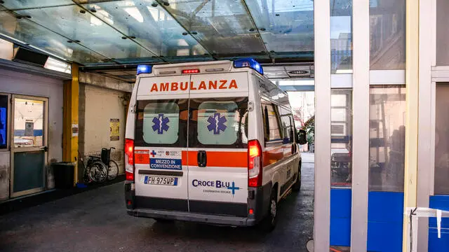 L’ingresso del pronto soccorso del policlinico Umberto I dove la notte scorsa alcuni manifestanti No Vax hanno danneggiato alcune porte e stanze, Roma 10 ottobre 2021. ANSA/FABIO FRUSTACI