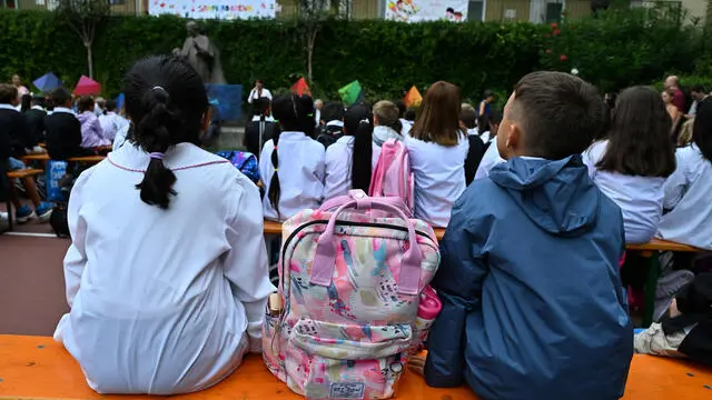 Primo giorno di Scuola per i bambini e ragazzi della Liguria, Genitori e figli presso l'istituto Don Bosco nel quartiere di Sampierdarena. Genova, 14 settembre 2023. ANSA/LUCA ZENNARO (scuola, bambini, ragazzi, gentori, bambini immigrati)