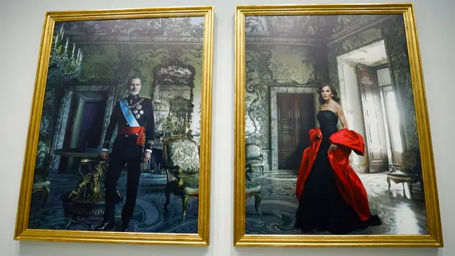 epa11741601 The portraits of Spain's Queen Letizia (R) and King Felipe VI (L) by US photographer Annie Leibovitz are displayed at Spain's Central Bank in Madrid, Spain, 26 November 2024. EPA/BLANCA MILLEZ