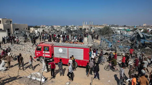 epa11718196 Palestinians inspect the damage following Israeli shelling at a camp housing internally displaced people in Khan Younis, southern Gaza Strip, 13 November 2024. More than 43,700 Palestinians and over 1,400 Israelis have been killed, according to the Palestinian Health Ministry and the Israeli Army, since Hamas militants launched an attack against Israel from the Gaza Strip on 07 October 2023, and the Israeli operations in Gaza and the West Bank which followed it. EPA/HAITHAM IMAD