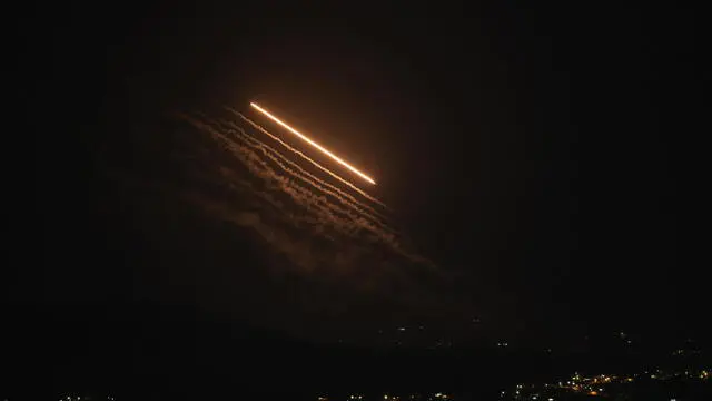 epa11667120 The trail of a missile launched from Lebanon towards Israel, as seen from the Galilee, northern Israel, 18 October 2024. Israel's military spokesman issued a notice to the residents of the South Lebanon villages of Koza, Beit Leaf, Yatar, Jabal al-Batam, Zibkin, Marwahin, Shihin, Umm Tuta, Bustan, al-Zalutiyah, Yarin, al-Dahiriya, Matamoura, Majdal Zon, Shema, Tair Haraf, Abu Shash, Al-Jabain, Bayad, Al-Manzuri, Kafra, Alma, and Nakura to evacuate from their homes and move north to the Haveli River as Israeli strikes continue. EPA/ATEF SAFADI