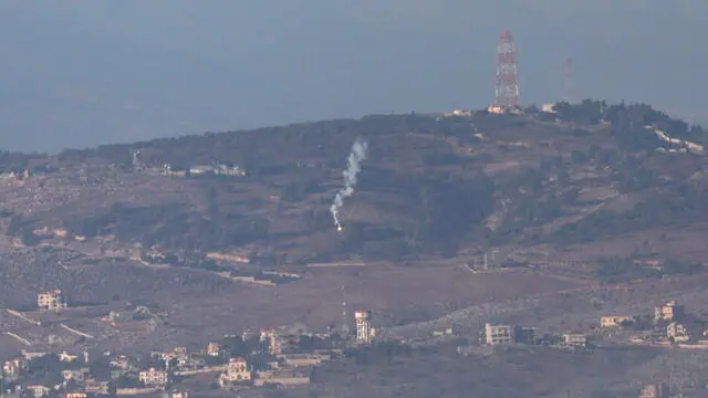 epa11649313 Israeli artillery shells near Hula village in southern Lebanon, as seen from the Israeli side of the border, northern Israel, 08 October 2024. The Israeli army reported that the 98th Division, including the Paratroopers Brigade, the Commando Brigade, the 7th Brigade and soldiers from the Yahalom Unit, are conducting limited targeted raids against Hezbollah strongholds near the border with Israel in southern Lebanon. EPA/ATEF SAFADI