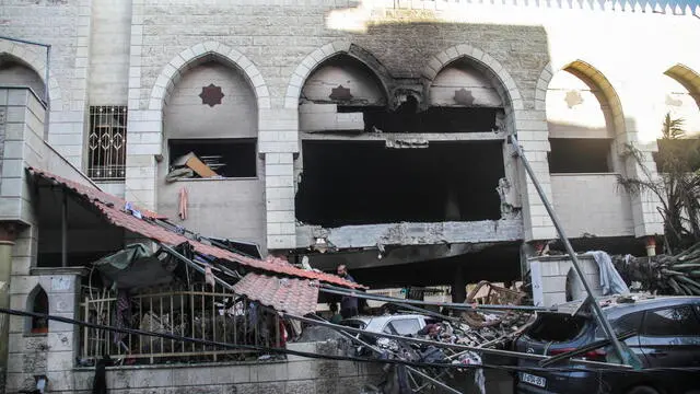 epa11541959 Palestinians inspect the damage following an Israeli strike on the Al-Taba'een school in the Daraj Tuffah neighborhood of Gaza, 10 August 2024. At least 93 people were killed in the strike, said the director of Al-Ahli Hospital in Gaza City. According to the Israel Defense Forces (IDF) the strike was carried out against a Hamas 'control center embedded in the Al-Taba'een school, adjacent to a mosque in Daraj Tuffah, which serves as a shelter for the residents of Gaza City'. More than 39,600 Palestinians and over 1,400 Israelis have been killed, according to the Palestinian Health Ministry and the Israel Defense Forces (IDF), since Hamas militants launched an attack against Israel from the Gaza Strip on 07 October 2023, and the Israeli operations in Gaza and the West Bank which followed it. EPA/MAHMOUD ZAKI