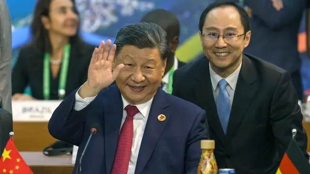 epa11727687 Chinese President Xi Jinping (C) waves during the opening of the G20 Summit of Heads of State, in Rio de Janeiro, Brazil, 18 November 2024. The G20 summit will bring together leaders from 55 nations and organizations on 18 and 19 November at the Museum of Modern Art in Rio de Janeiro. EPA/ANTONIO LACERDA