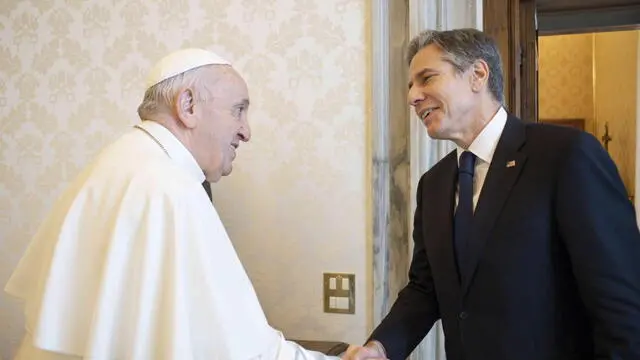 epa09307430 A handout picture provided by the Vatican Media shows Pope Francis (L) greets US Secretary of State Antony Blinken (R) during their meeting at the Vatican, Vatican City, 28 June 2021. Blinken is on a week long trip in Europe traveling to Germany, France and Italy. EPA/VATICAN MEDIA HANDOUT HANDOUT EDITORIAL USE ONLY/NO SALES