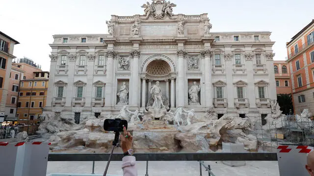 Fontana di Trevi senza acqua, turisti lanciano monete in una vasca, Roma, 31 otttobre 2024. ANSA/GIUSEPPE LAMI