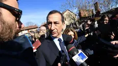 Il sindaco di Milano Giuseppe Sala (C) risponde alla domanda di un giornalista durante la visita della Cascina Nosedo con la Commissione Parlamentare d'inchiesta sulle periferie, Milano, 7 marzo 2017. ANSA/ DANIEL DAL ZENNARO