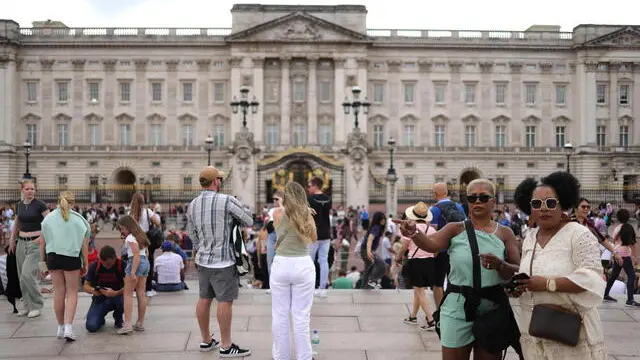 epa11493971 Tourists stand by Buckingham Palace in London, Britain, 24 July 2024. Britainâ€™s Royal family will gain an extra 45 million pounds sterling (54 million Euro) due to profits from their estates. The 1.1 billions pounds profits mean the sovereign grant from UK taxpayers will reach 132 million pounds in the 2025/26 period. EPA/NEIL HALL