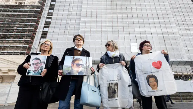 I famigliari delle vittime di Erigopiano escono dalla Cassazione a piazza Cavour. Roma, 27 novembre 2024 ANSA/MASSIMO PERCOSSI