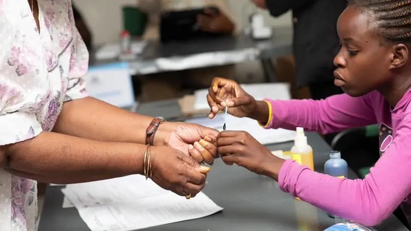 Operazioni di voto al seggio - Foto Ansa/Epa © www.giornaledibrescia.it