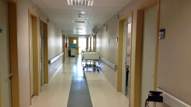 ANCONA, 26 AGO - Una corsia dell'Ospedale regionale di Torrette con una barella nel corridoio.